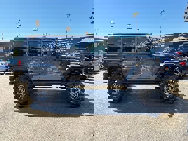 Used 2017 Jeep Wrangler Unlimited Rubicon w/ Connectivity Group image 21