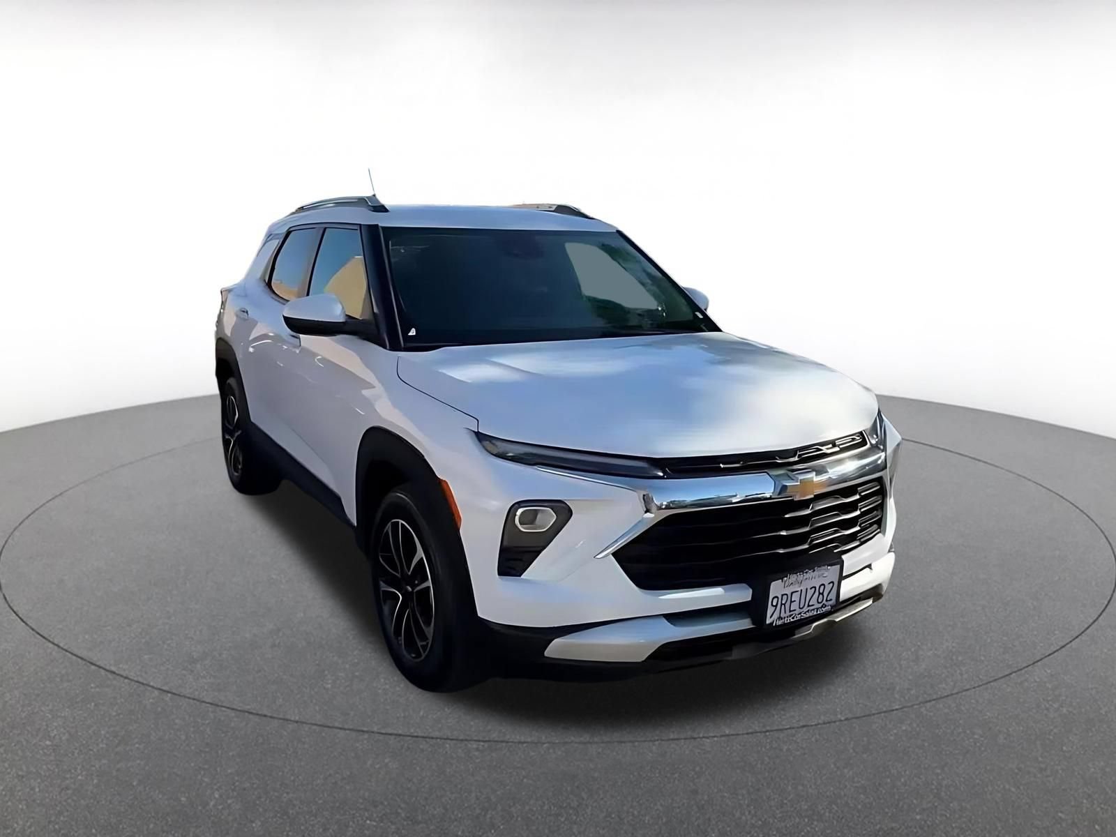 Used 2025 Chevrolet TrailBlazer LT FWD image 3