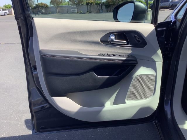 Used 2023 Chrysler Pacifica Touring-L image 9