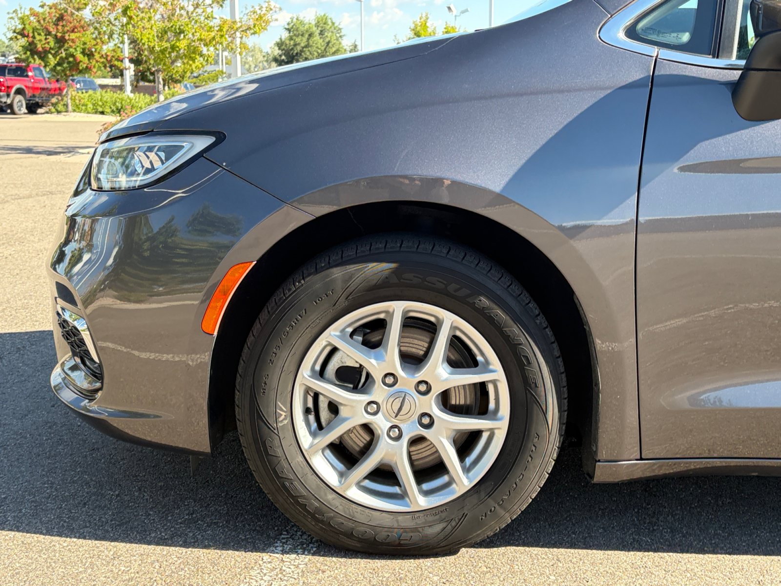 Used 2023 Chrysler Pacifica Touring-L FWD image 11