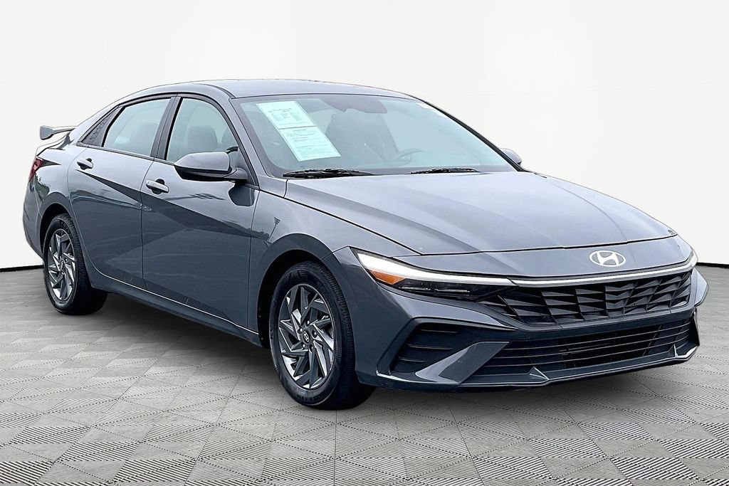Used 2024 Hyundai Elantra SEL FWD image 3