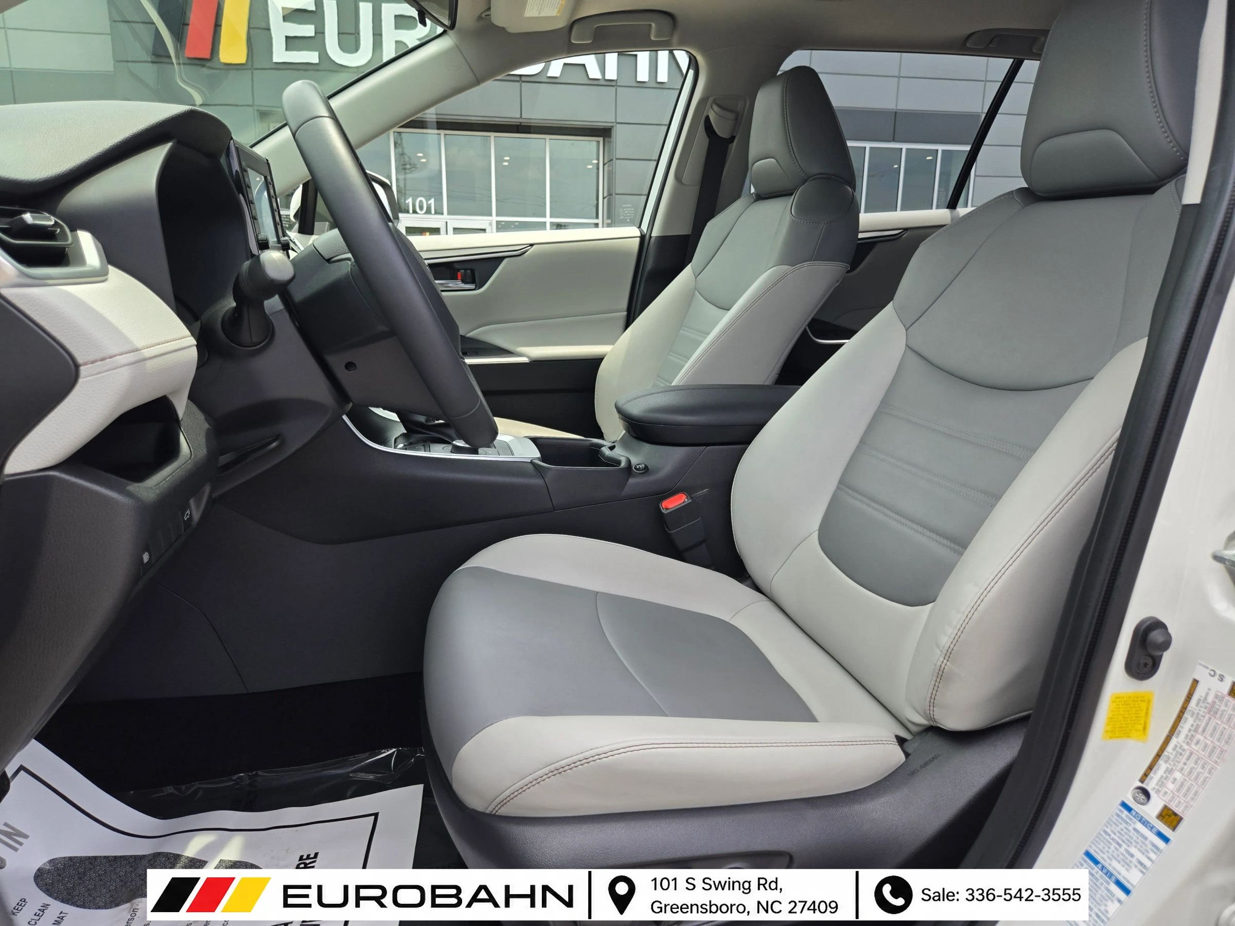 Used 2022 Toyota RAV4 XLE Premium AWD/4WD image 8