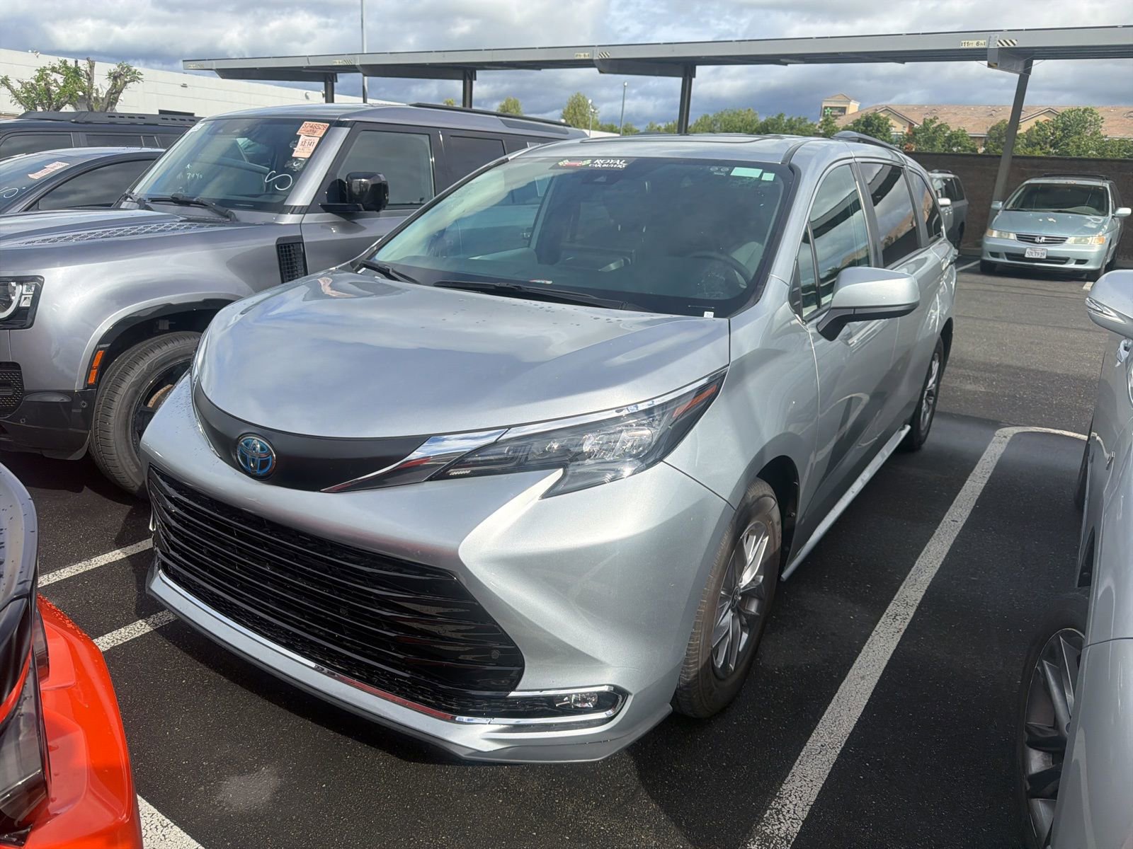 Used 2025 Toyota Sienna XLE image 3