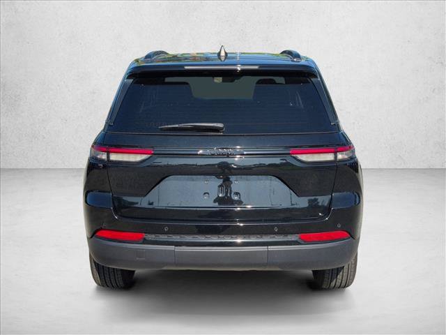 Used 2025 Jeep Grand Cherokee Altitude RWD image 6