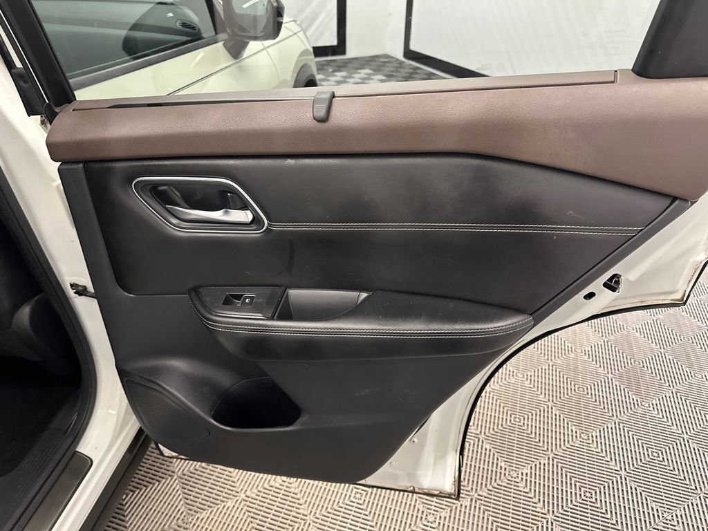 Used 2021 Nissan Rogue Platinum image 18