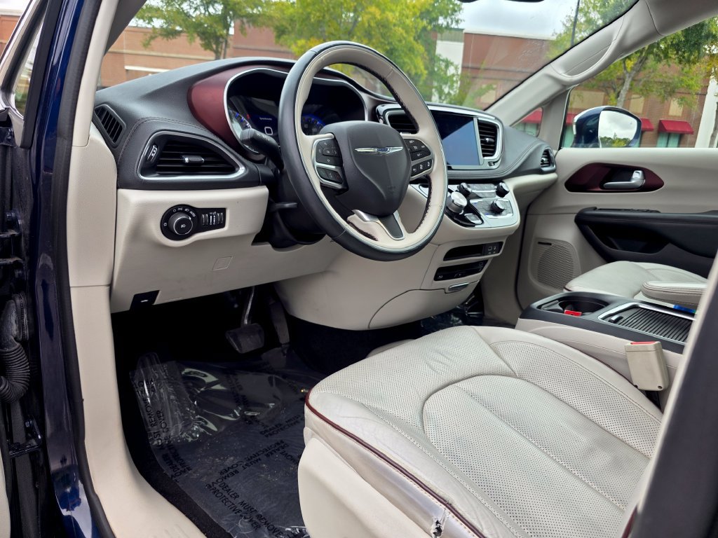 Used 2017 Chrysler Pacifica Limited FWD image 11