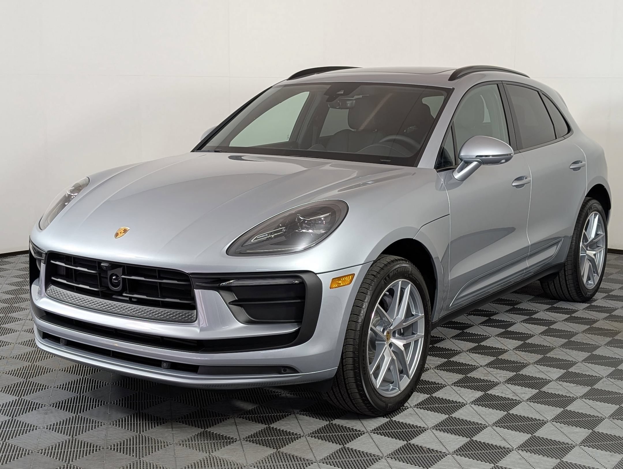 Certified 2025 Porsche Macan AWD/4WD image 1