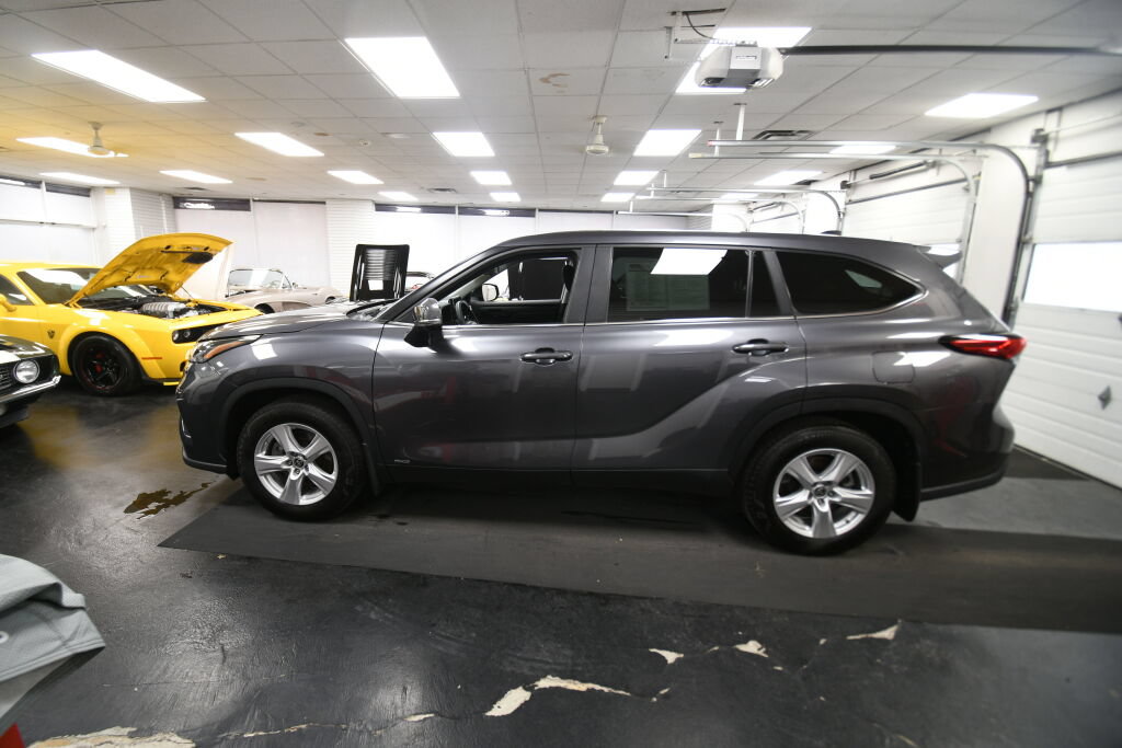 Used 2023 Toyota Highlander LE AWD/4WD image 5