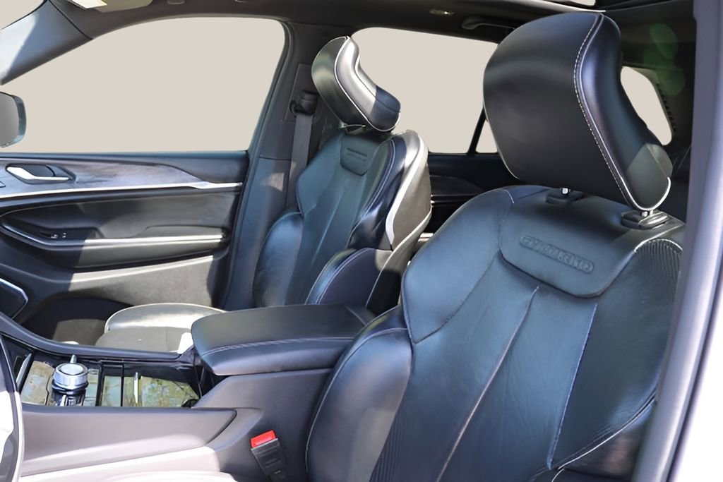 Used 2024 Jeep Grand Cherokee Overland w/ Adv Protech Group III image 12