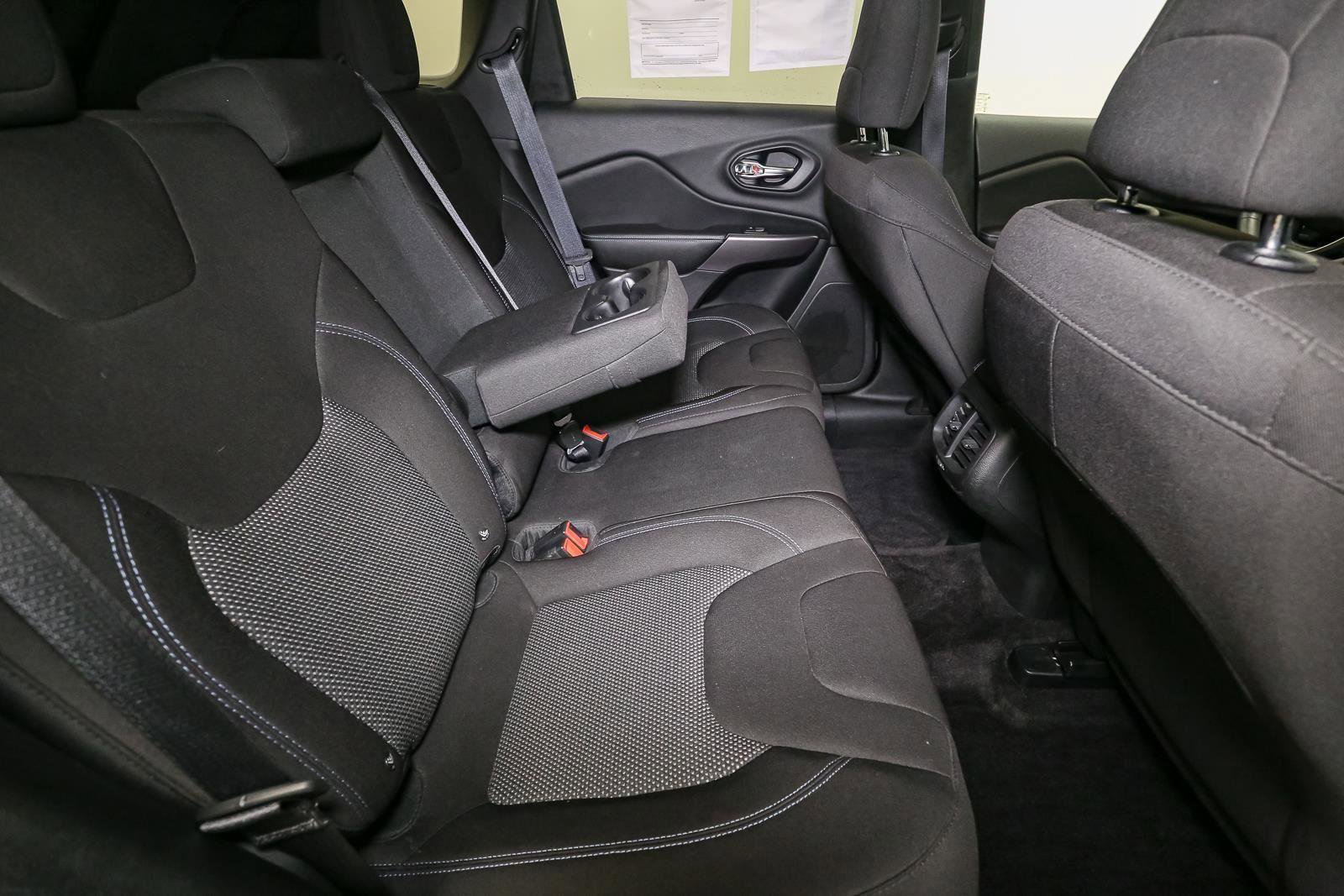 Used 2019 Jeep Cherokee Latitude w/ Popular Appearance Group AWD/4WD image 22