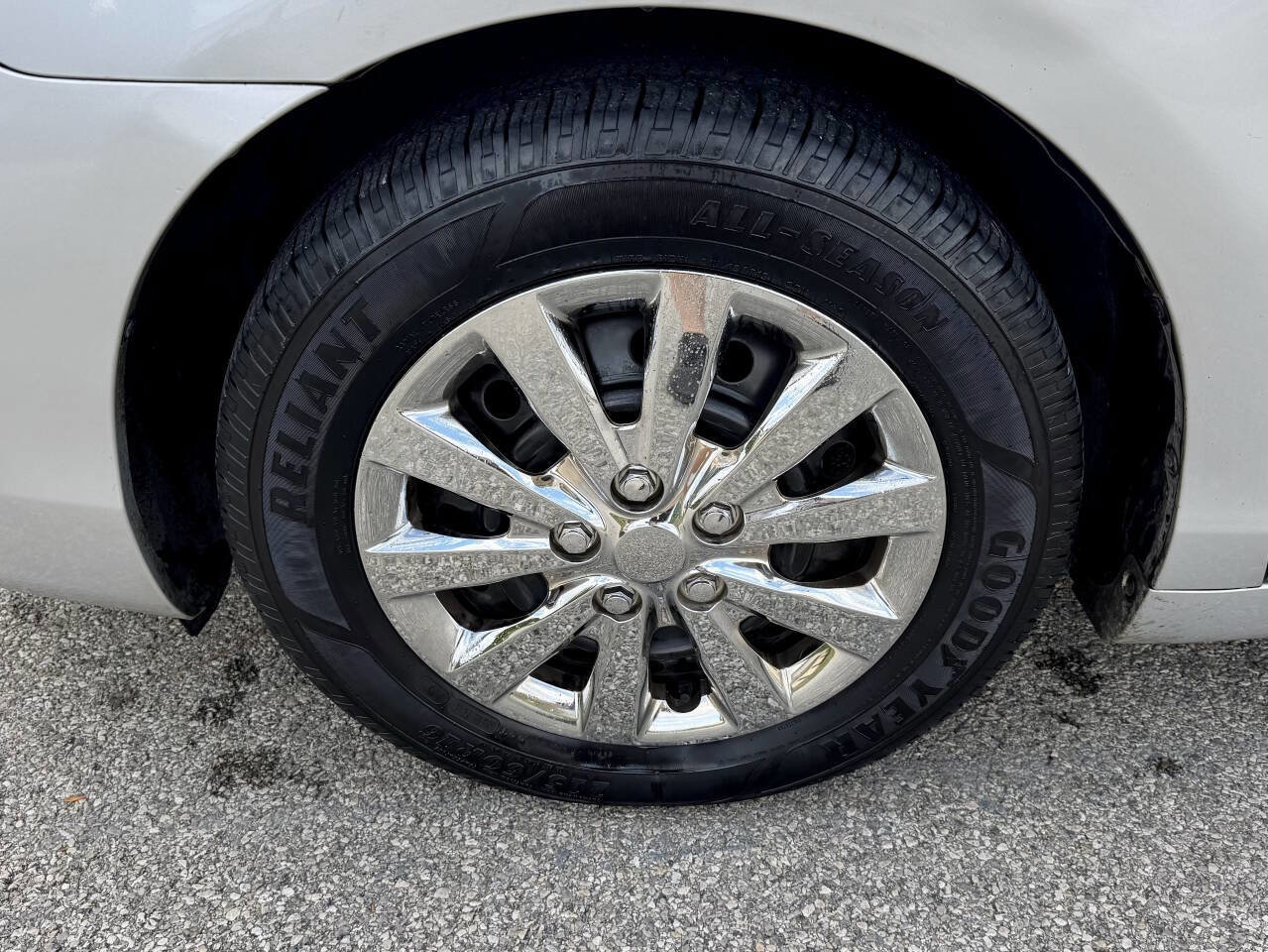 Used 2010 Toyota Camry LE image 11