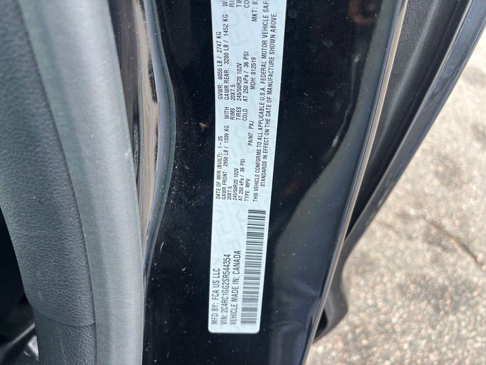 Used 2025 Chrysler Pacifica Limited image 34