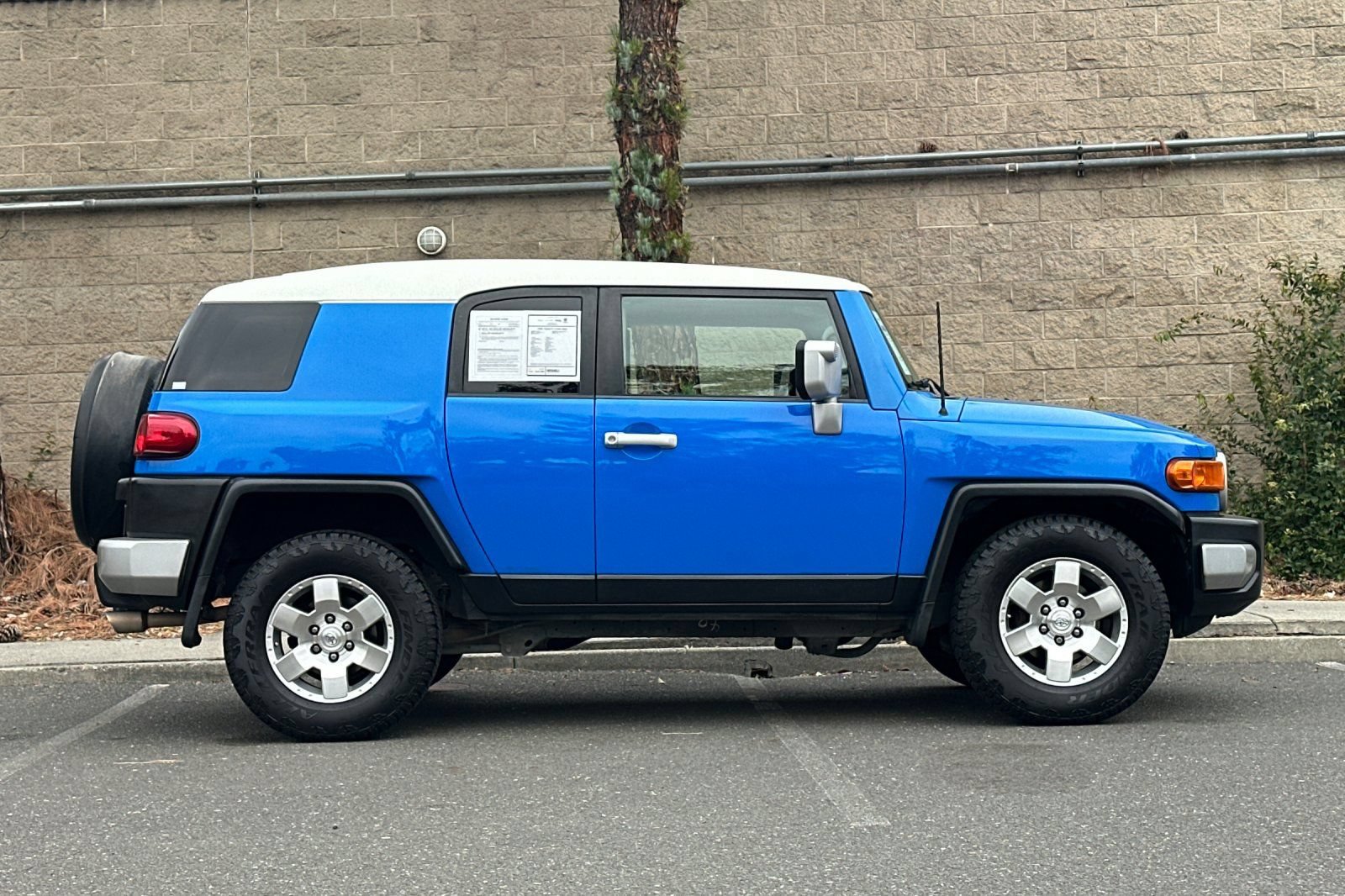 Used 2008 Toyota FJ Cruiser 2WD image 2