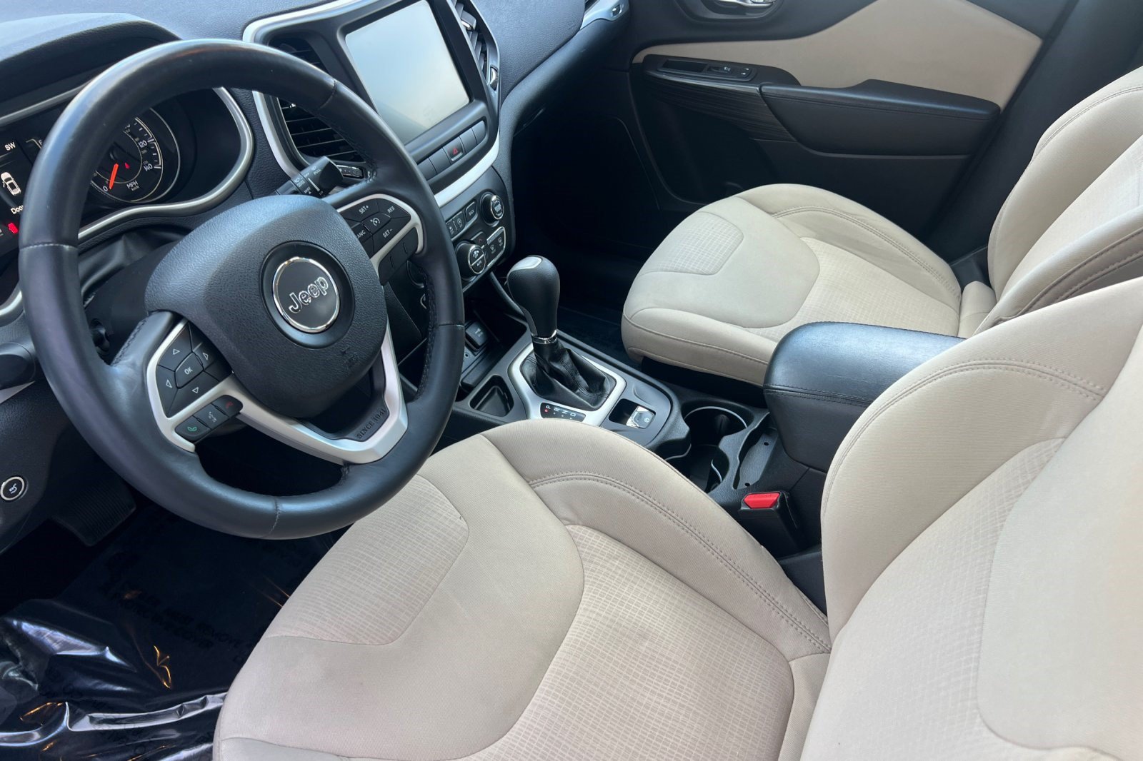 Used 2015 Jeep Cherokee Latitude w/ Comfort/Convenience Group FWD image 4