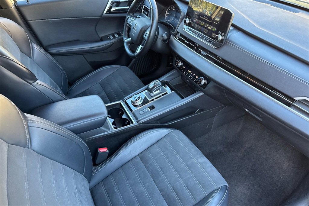 Used 2024 Mitsubishi Outlander FWD image 23