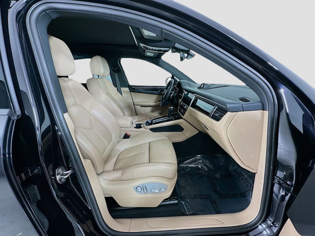 Certified 2024 Porsche Macan AWD/4WD image 31