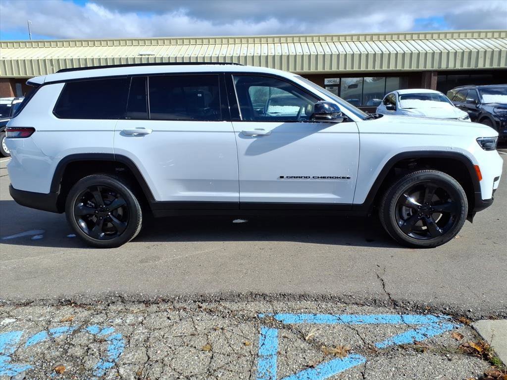 Used 2023 Jeep Grand Cherokee L Laredo image 6