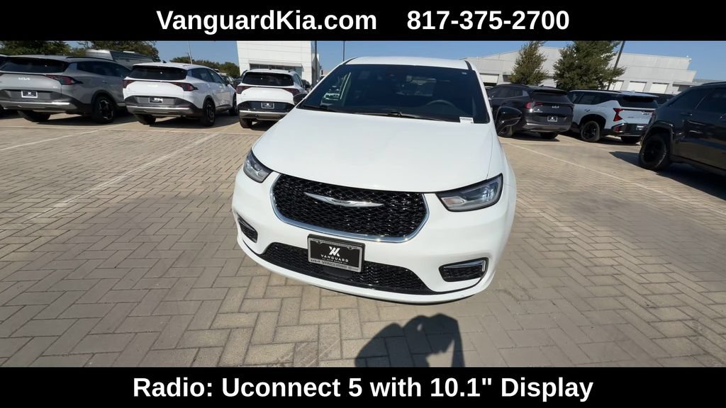 Used 2025 Chrysler Pacifica Select FWD image 3