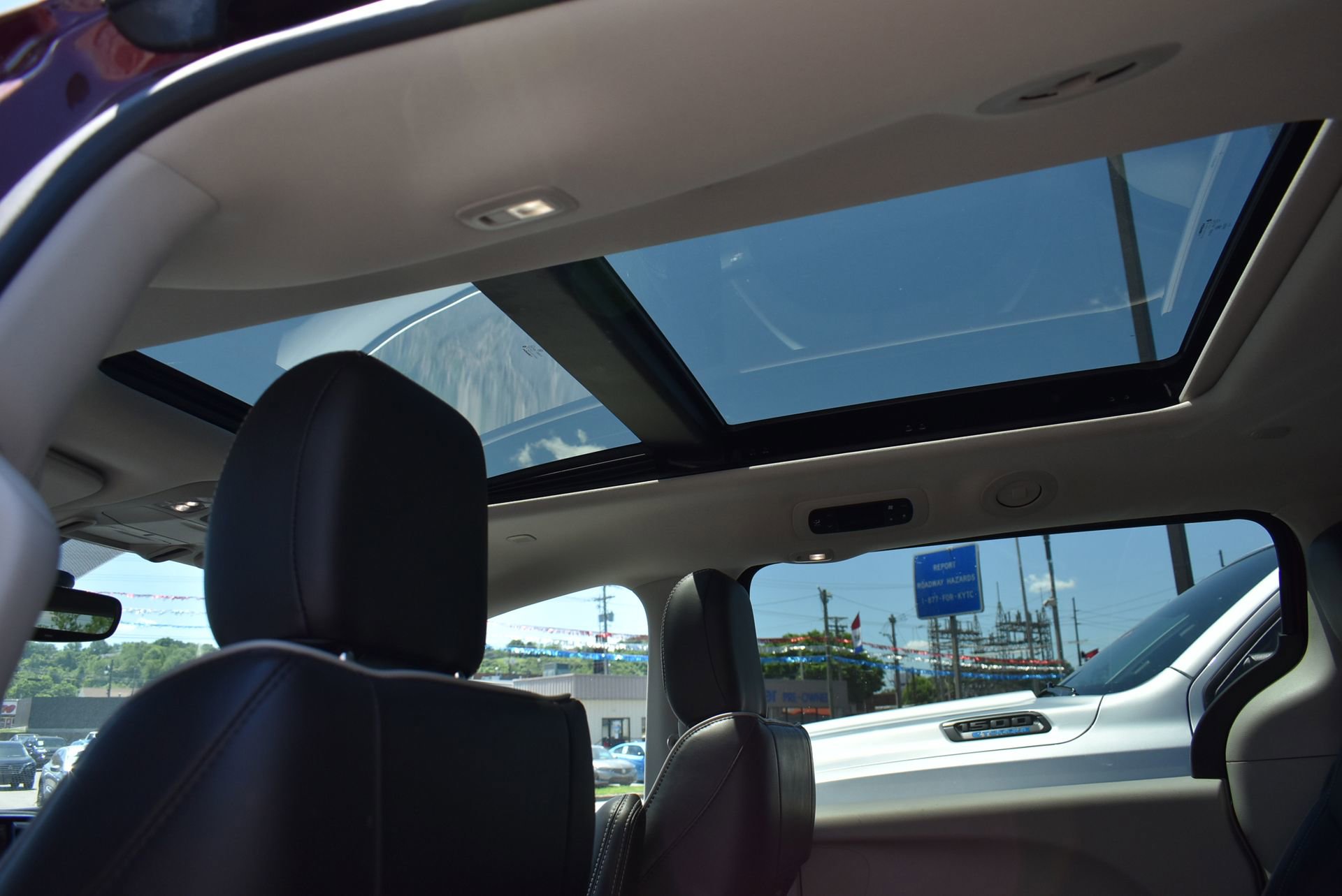 Used 2023 Chrysler Pacifica Limited FWD image 19