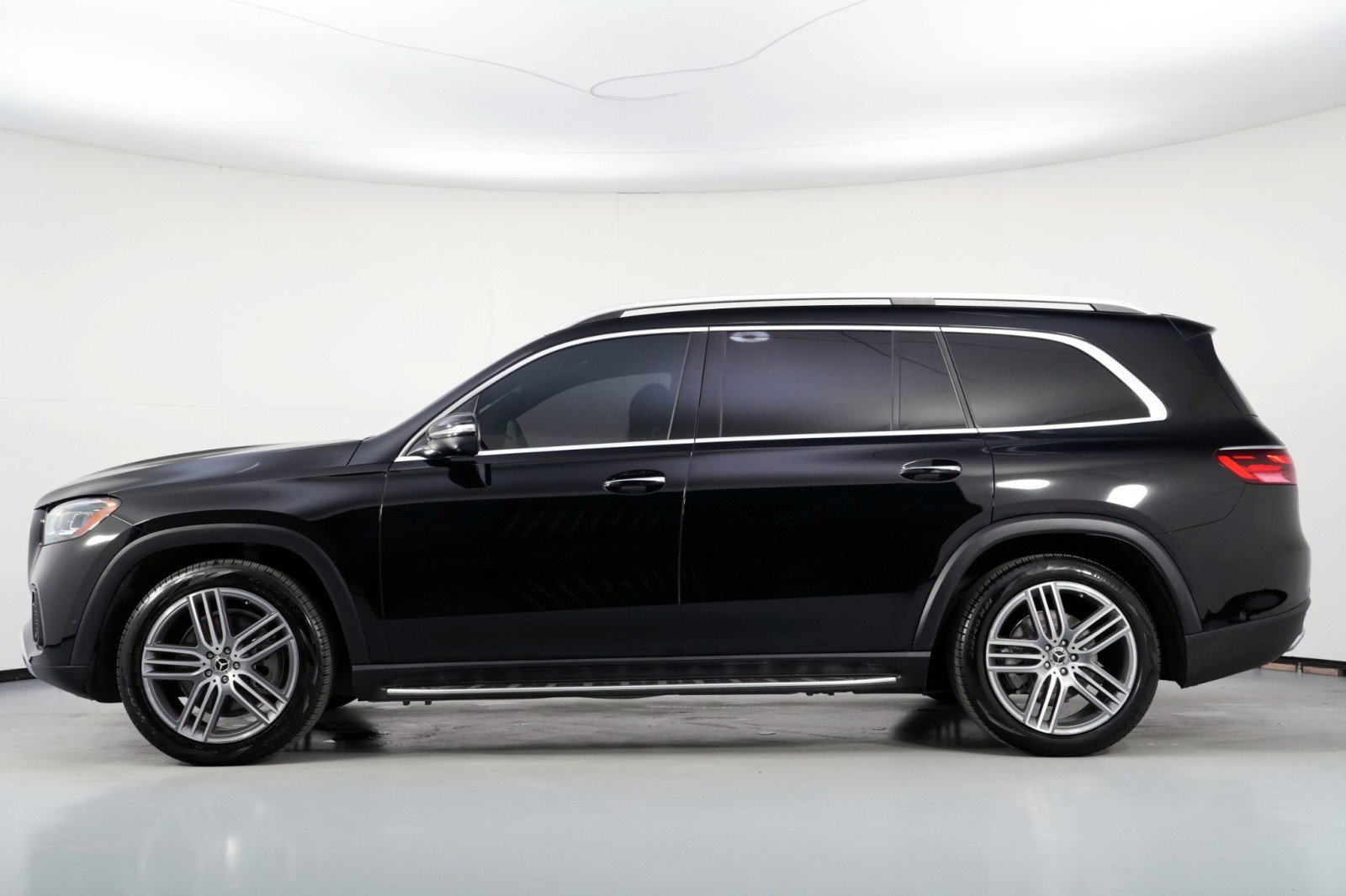 Used 2024 Mercedes-Benz GLS 450 4MATIC image 9