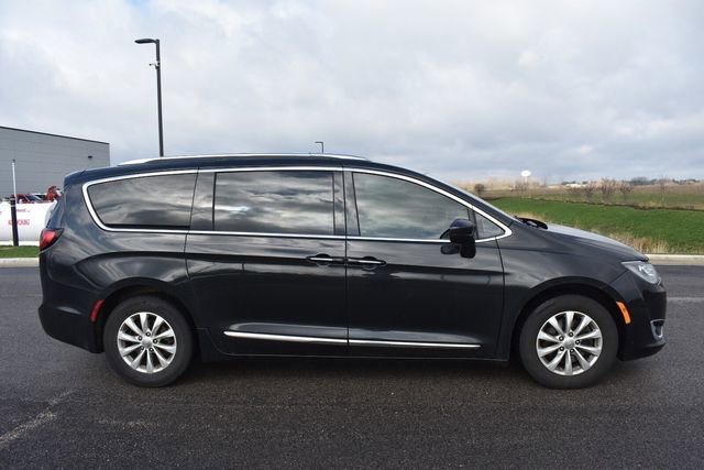 Used 2018 Chrysler Pacifica Touring-L Plus image 2