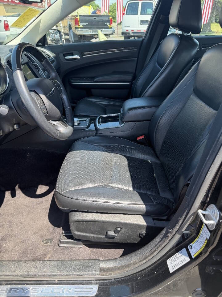 Used 2017 Chrysler 300 C RWD image 3