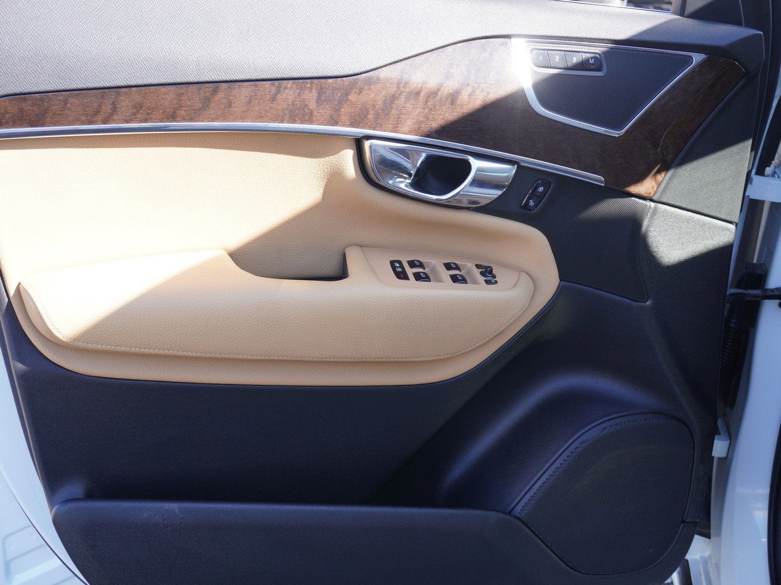 Used 2016 Volvo XC90 T6 Momentum image 21