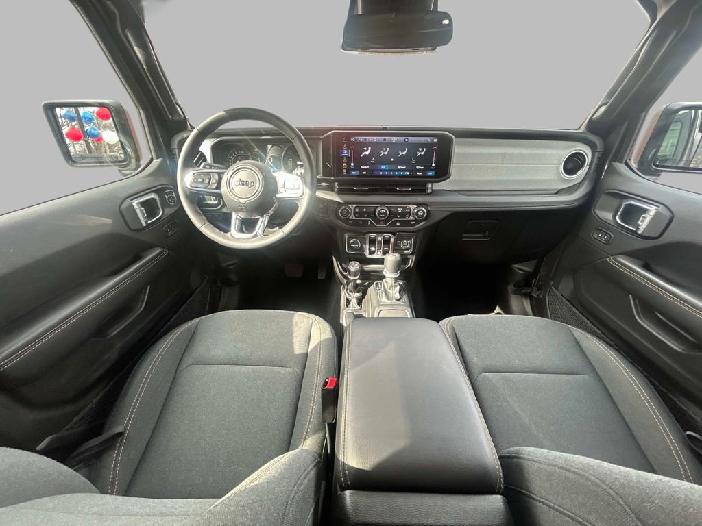 Used 2025 Jeep Wrangler Sahara image 15