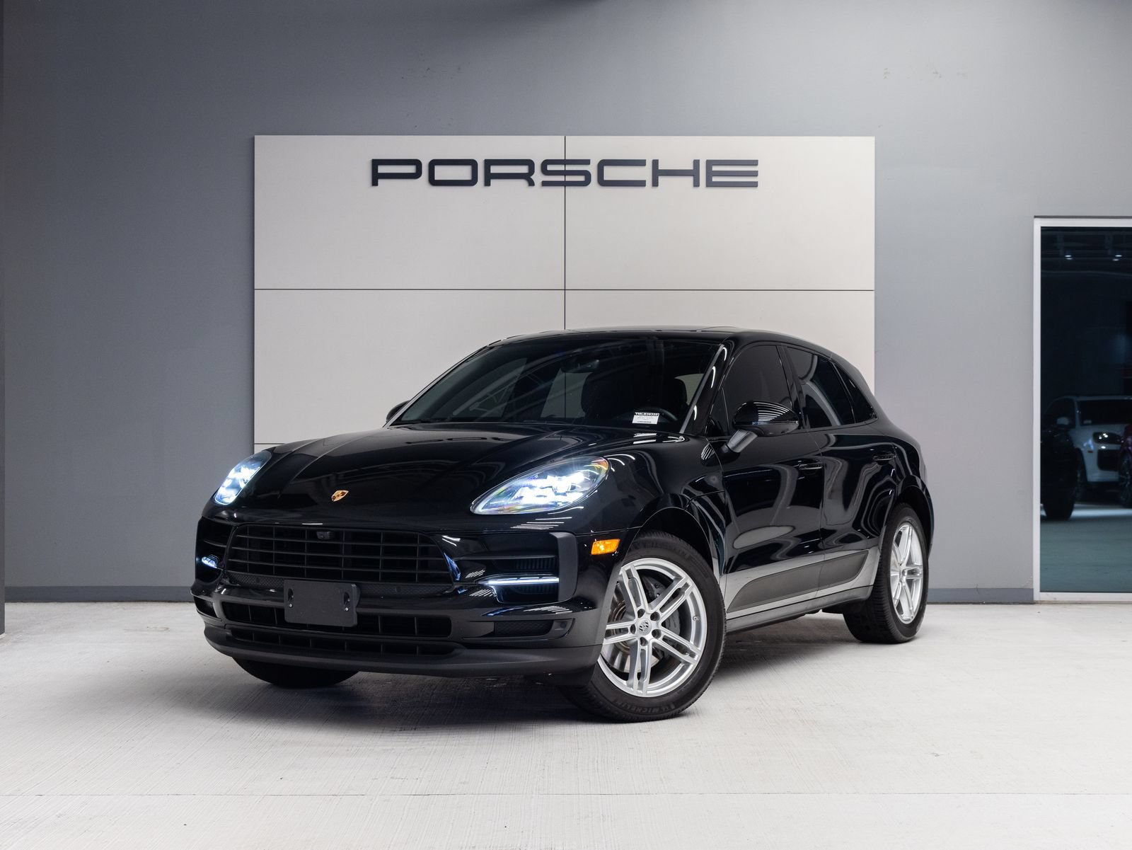 Certified 2021 Porsche Macan S AWD/4WD image 1