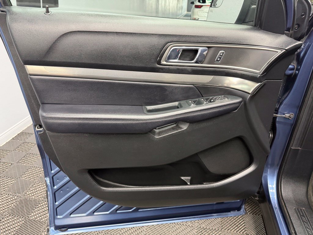 Used 2018 Ford Explorer XLT FWD image 36