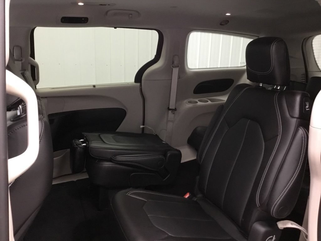 Used 2023 Chrysler Pacifica Touring-L AWD/4WD image 31