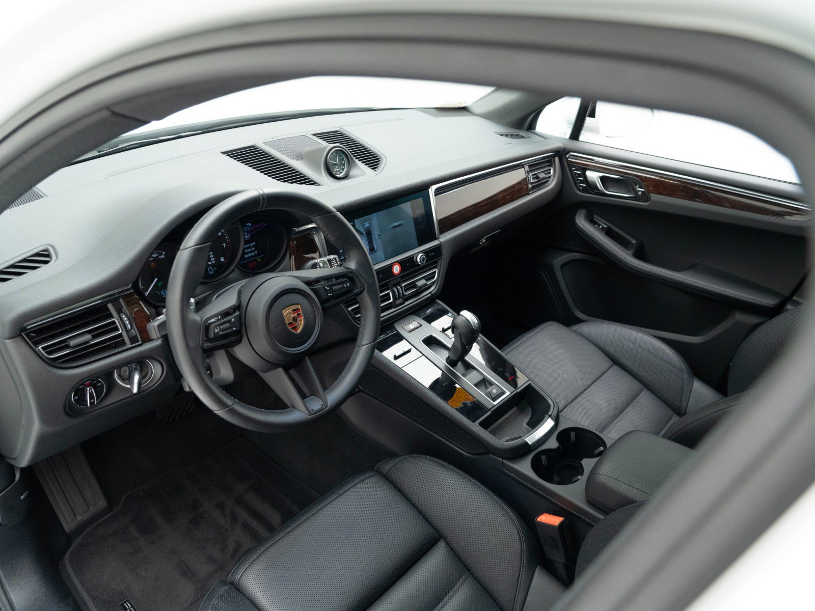 Certified 2025 Porsche Macan image 4