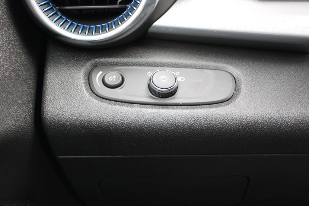 Used 2025 Chevrolet Trax LT image 38