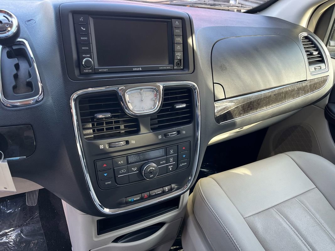 Used 2016 Chrysler Town & Country Touring image 24