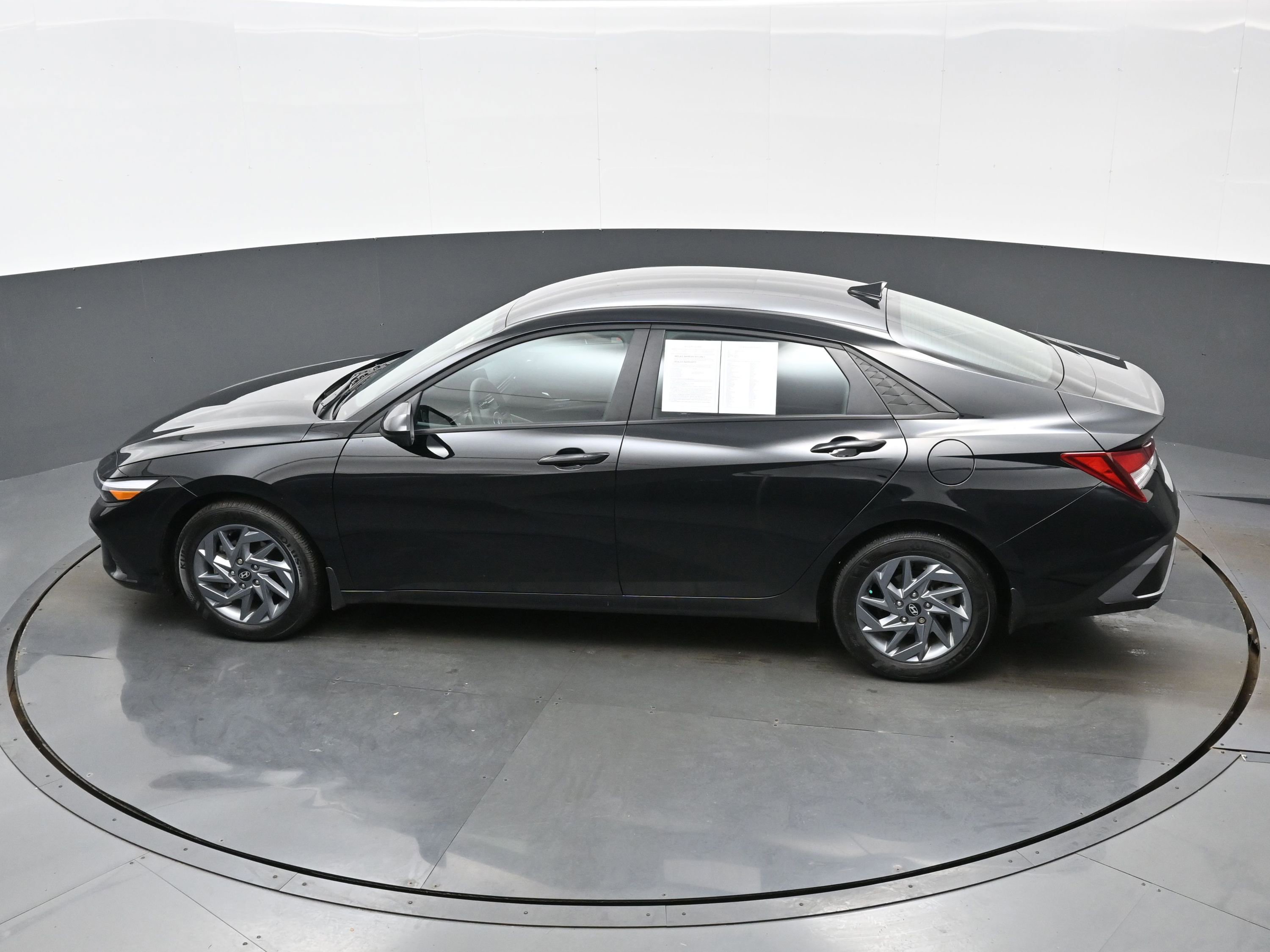 Used 2024 Hyundai Elantra SEL image 31