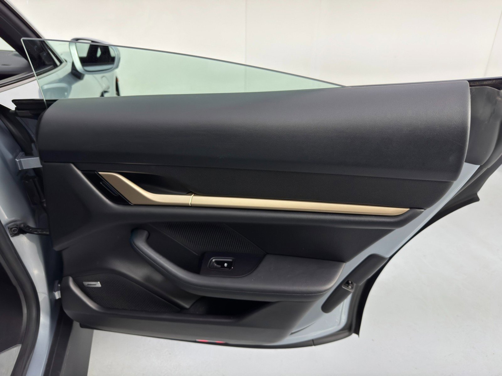 Used 2020 Porsche Taycan 4S w/ Premium Package image 47