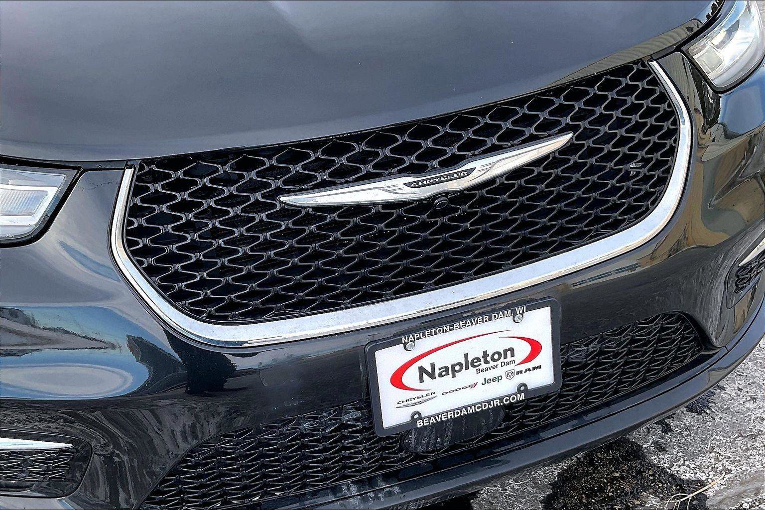 Used 2023 Chrysler Pacifica Touring-L image 27