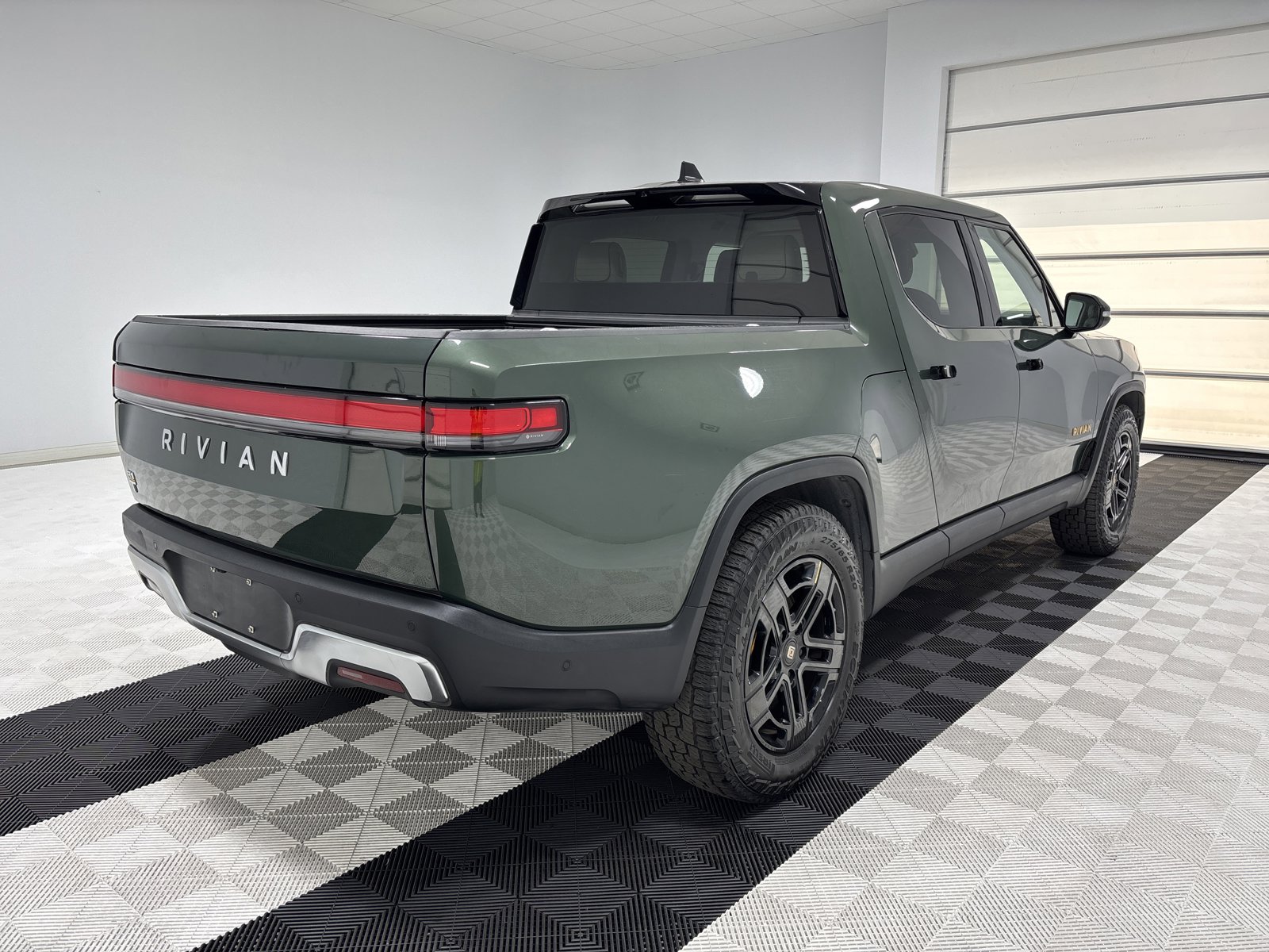 Used 2023 Rivian R1T Adventure image 5