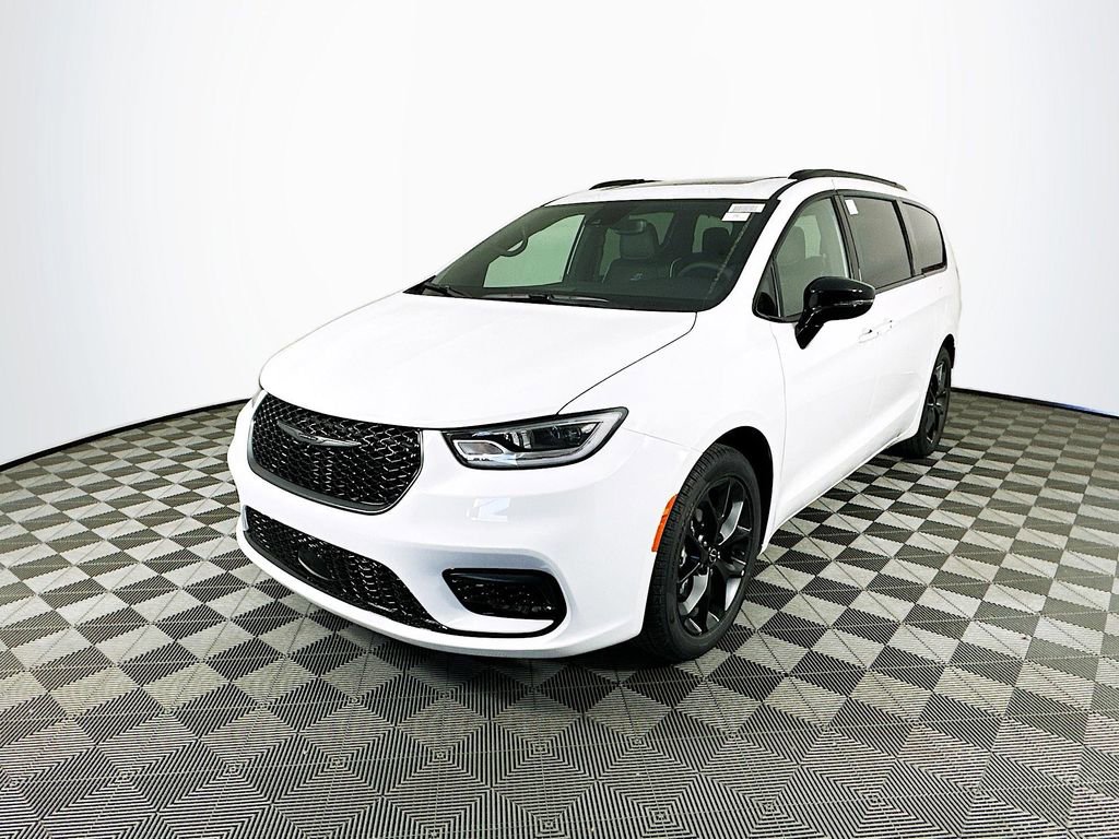 New 2026 Chrysler Pacifica Limited w/ Uconnect Theater Family Group image 4