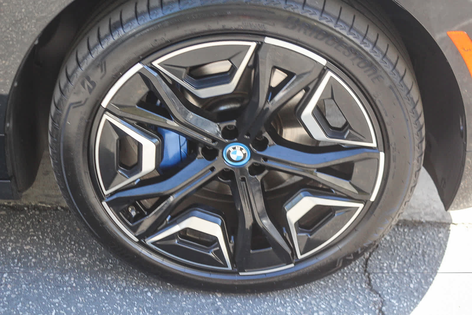 Used 2024 BMW iX xDrive50 w/ Sport Package AWD/4WD image 9