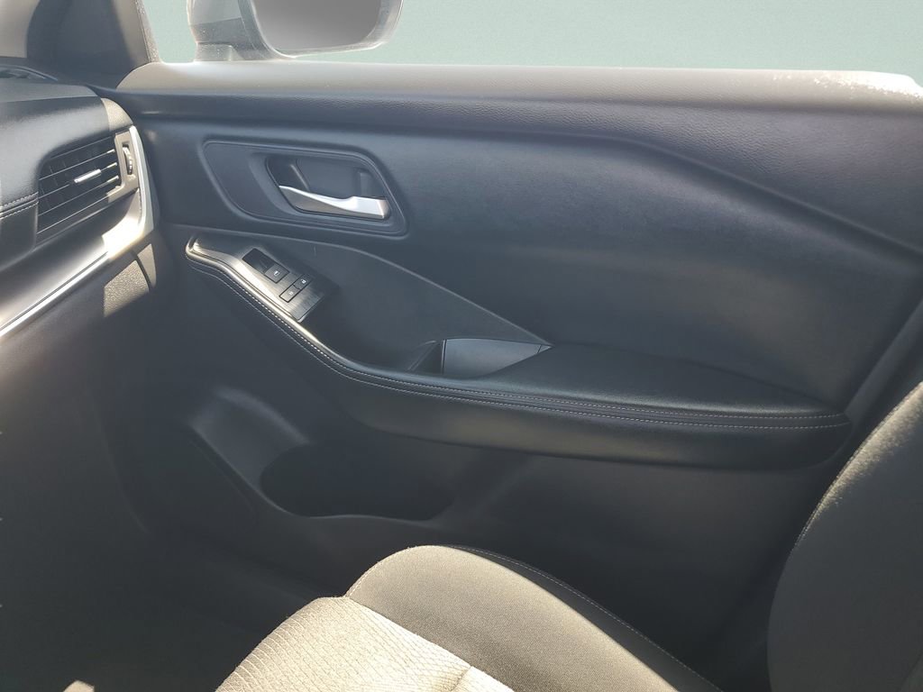 Used 2024 Nissan Rogue SV image 13