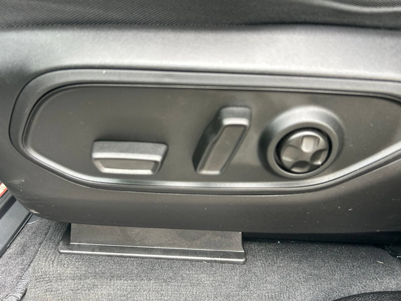 Used 2025 Jeep Grand Cherokee L Laredo RWD image 19