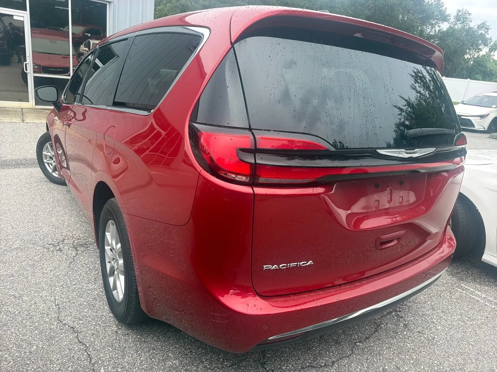 Used 2025 Chrysler Pacifica Select FWD image 9