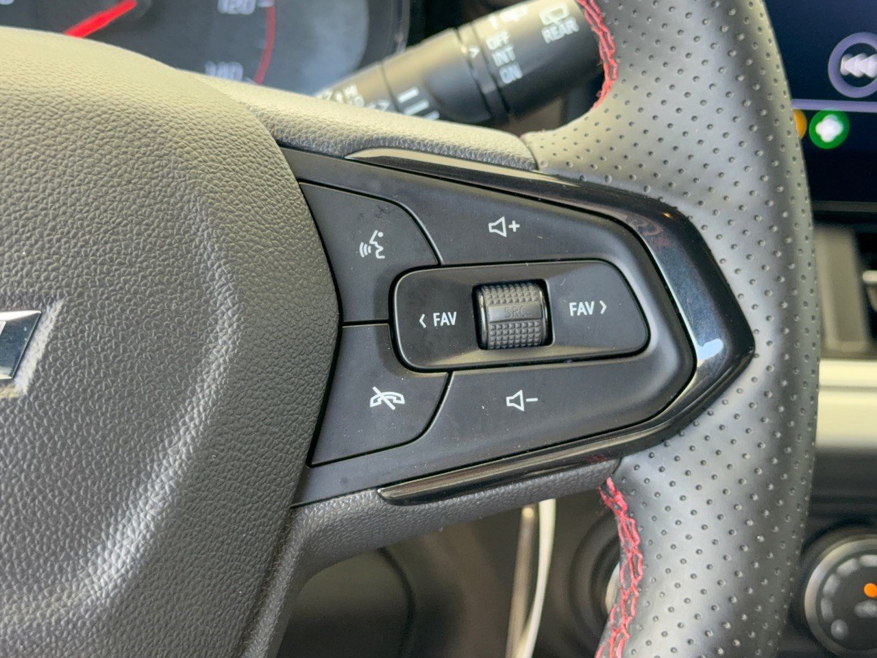 Certified 2025 Chevrolet Trax RS w/ Sunroof Package FWD image 19