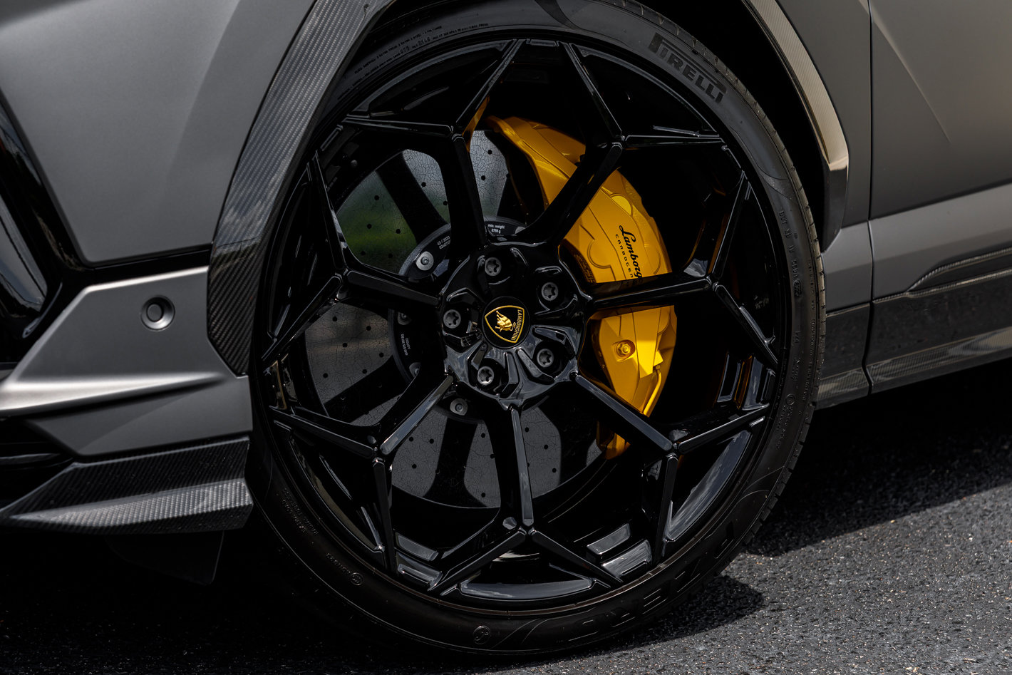 Used 2024 Lamborghini Urus Performante AWD/4WD image 2