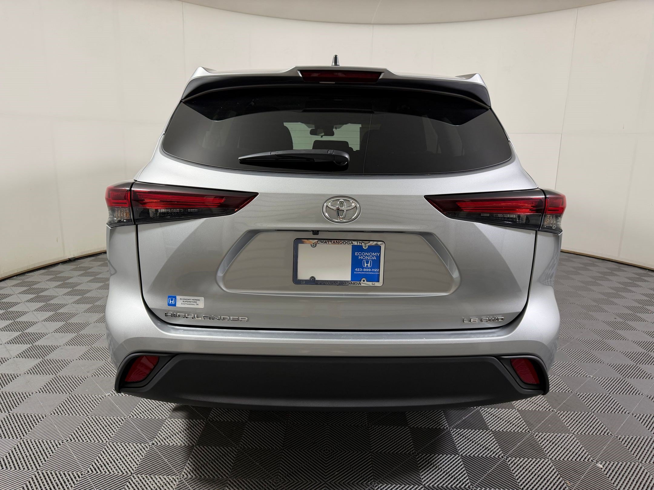 Used 2025 Toyota Highlander LE AWD/4WD image 8