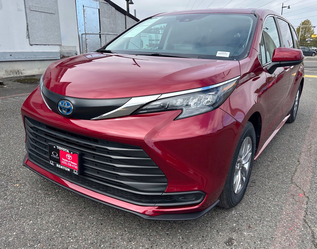 Certified 2024 Toyota Sienna LE AWD/4WD image 1