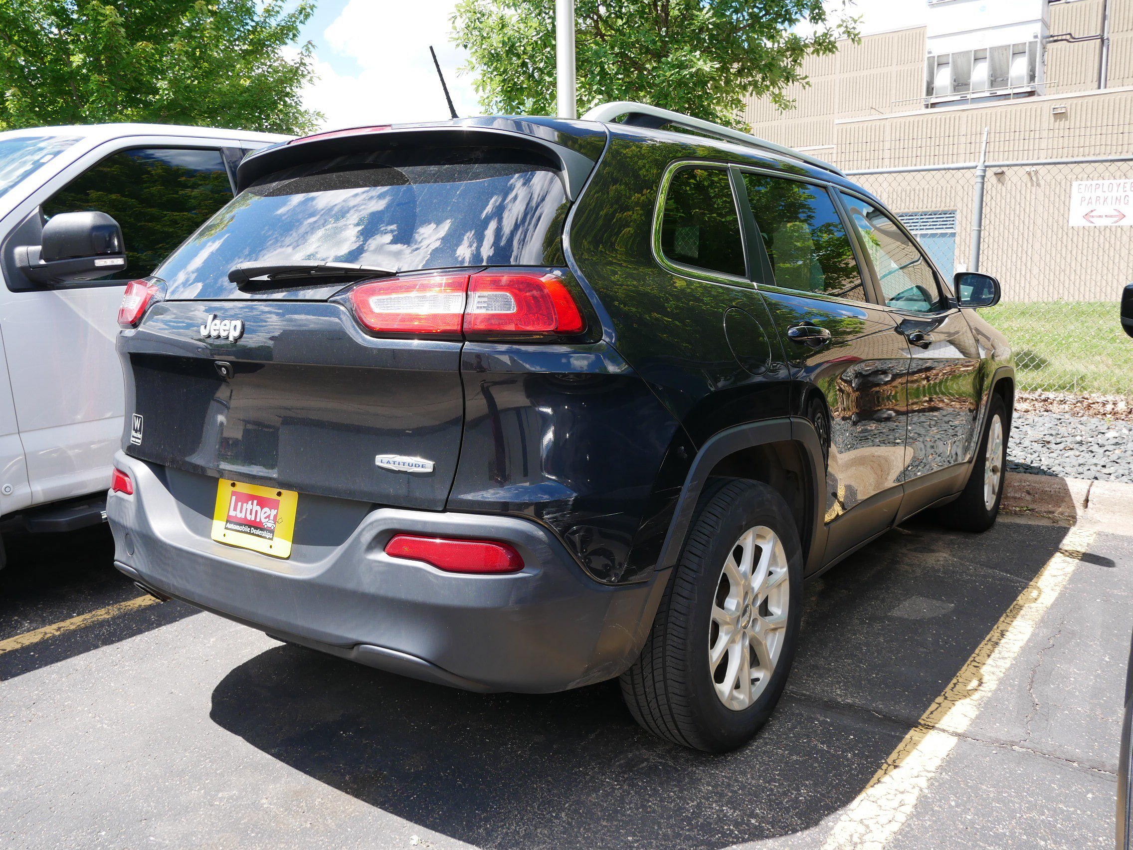 Used 2015 Jeep Cherokee Latitude w/ Cold Weather Group FWD image 5