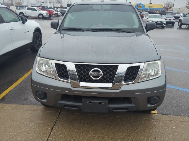 Used 2018 Nissan Frontier SV image 2