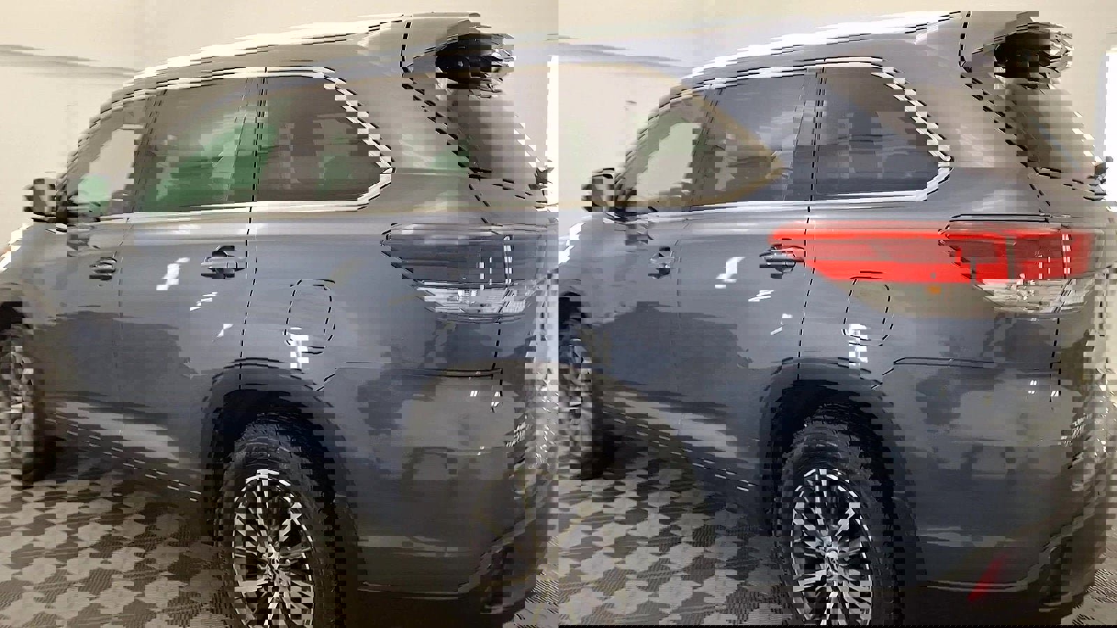 Used 2018 Toyota Highlander XLE image 2